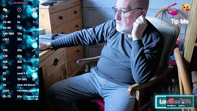 Snapshot of Adamdaddybear chatting on 09.28.25 Adamdaddybear online show from 09.28.25