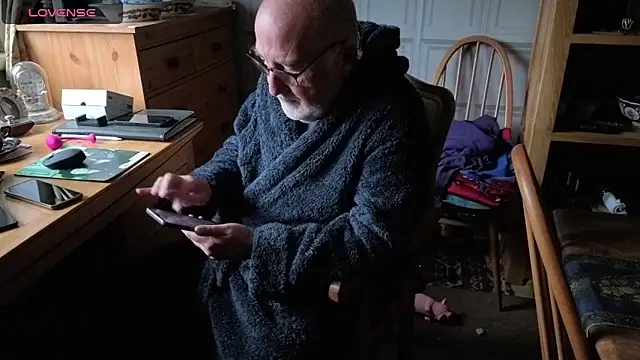 Snapshot of Adamdaddybear chatting on 10.03.25 Adamdaddybear online show from 10.03.25