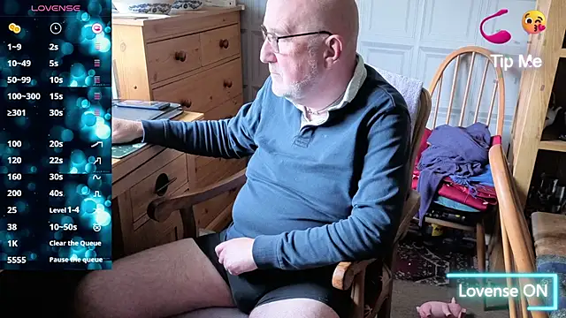 Snapshot of Adamdaddybear chatting on 10.05.25 Adamdaddybear online show from 10.05.25