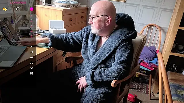 Snapshot of Adamdaddybear chatting on 10.08.25 Adamdaddybear online show from 10.08.25