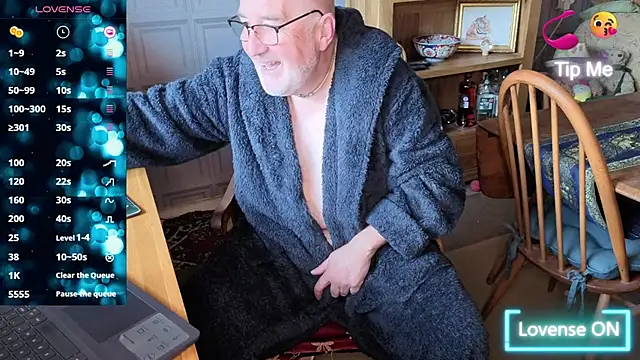 Snapshot of Adamdaddybear chatting on 10.09.25 Adamdaddybear online show from 10.09.25