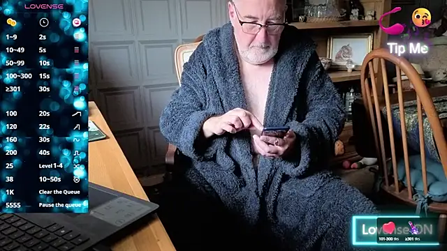 Snapshot of Adamdaddybear chatting on 10.15.25 Adamdaddybear online show from 10.15.25