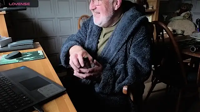 Snapshot of Adamdaddybear chatting on 10.16.25 Adamdaddybear online show from 10.16.25