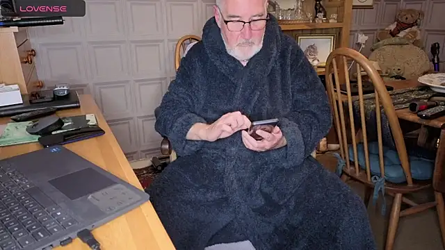 Snapshot of Adamdaddybear chatting on 10.16.25 Adamdaddybear online show from 10.16.25