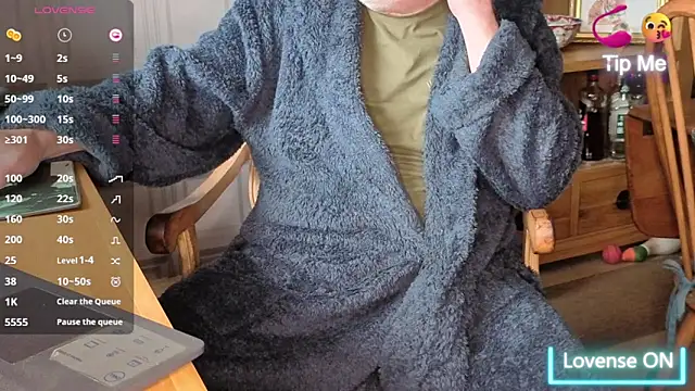 Snapshot of Adamdaddybear chatting on 10.17.25 Adamdaddybear online show from 10.17.25