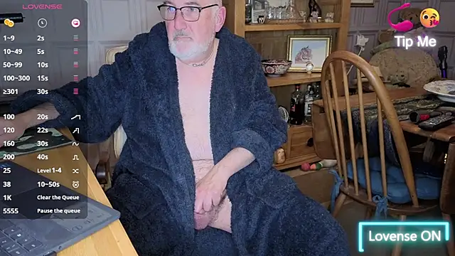 Snapshot of Adamdaddybear chatting on 10.17.25 Adamdaddybear online show from 10.17.25