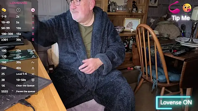 Snapshot of Adamdaddybear chatting on 10.20.25 Adamdaddybear online show from 10.20.25