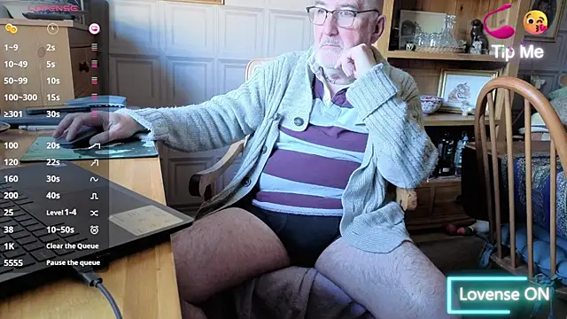 Snapshot of Adamdaddybear chatting on 10.24.25 Adamdaddybear online show from 10.24.25