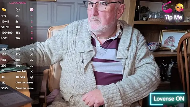 Snapshot of Adamdaddybear chatting on 10.25.25 Adamdaddybear online show from 10.25.25