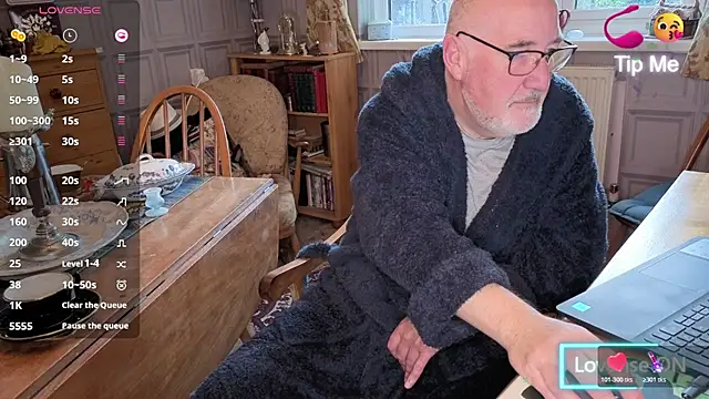 Snapshot of Adamdaddybear chatting on 10.28.25 Adamdaddybear online show from 10.28.25