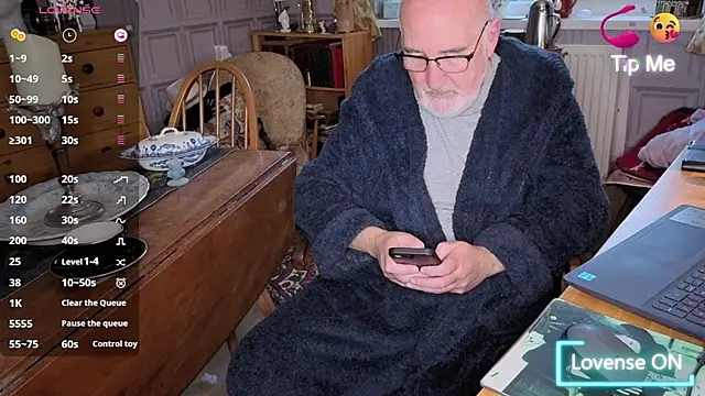 Snapshot of Adamdaddybear chatting on 10.29.25 Adamdaddybear online show from 10.29.25