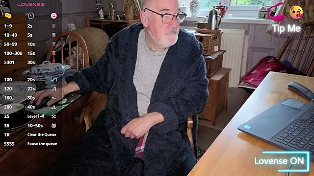 Snapshot of Adamdaddybear chatting on 10.30.25 Adamdaddybear online show from 10.30.25