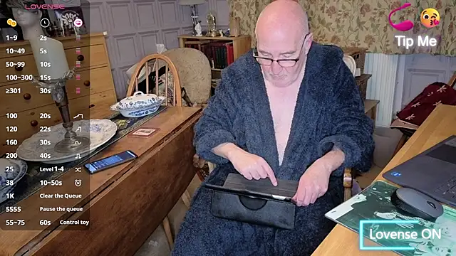 Snapshot of Adamdaddybear chatting on 11.01.25 Adamdaddybear online show from 11.01.25