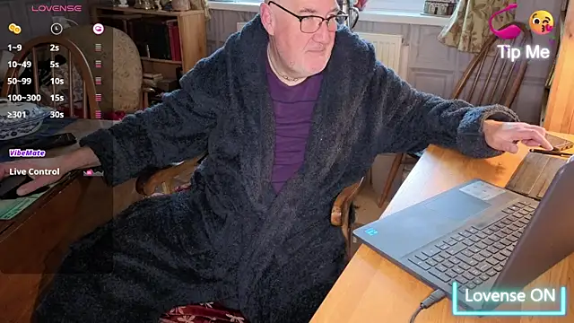 Snapshot of Adamdaddybear chatting on 11.05.25 Adamdaddybear online show from 11.05.25