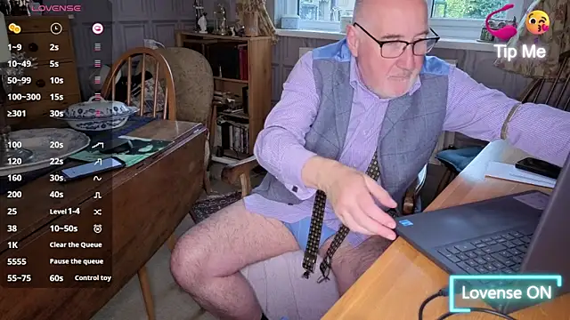 Snapshot of Adamdaddybear chatting on 11.06.25 Adamdaddybear online show from 11.06.25