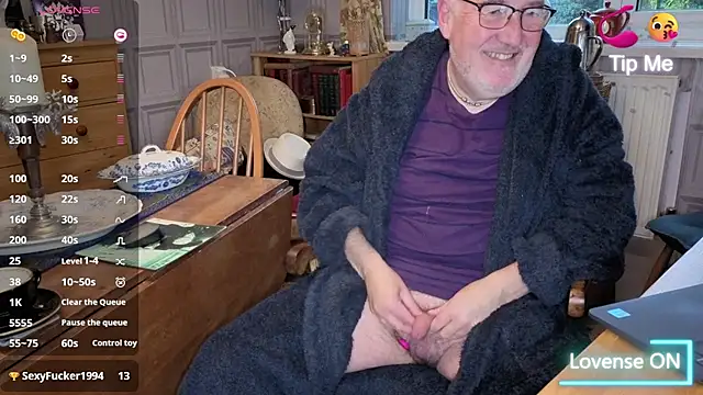 Snapshot of Adamdaddybear chatting on 11.10.25 Adamdaddybear online show from 11.10.25