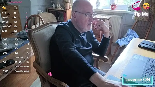 Snapshot of Adamdaddybear chatting on 11.13.25 Adamdaddybear online show from 11.13.25