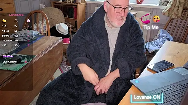 Snapshot of Adamdaddybear chatting on 11.15.25 Adamdaddybear online show from 11.15.25