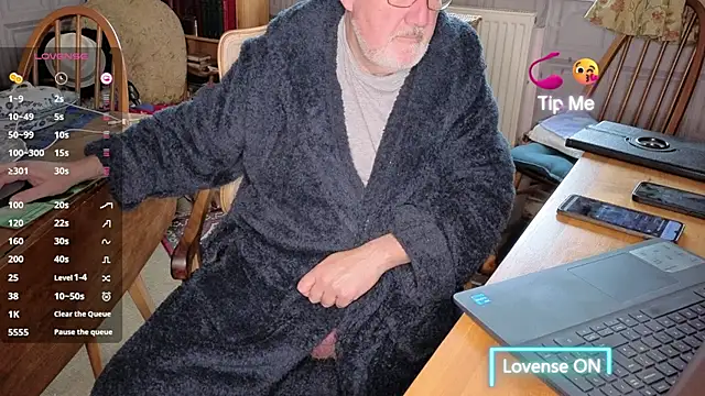 Snapshot of Adamdaddybear chatting on 11.16.25 Adamdaddybear online show from 11.16.25