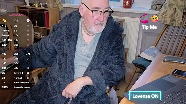 Snapshot of Adamdaddybear chatting on 11.19.25 Adamdaddybear online show from 11.19.25