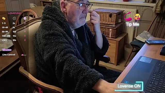 Snapshot of Adamdaddybear chatting on 11.20.25 Adamdaddybear online show from 11.20.25