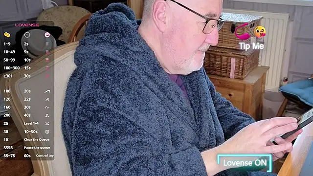 Snapshot of Adamdaddybear chatting on 11.27.25 Adamdaddybear online show from 11.27.25