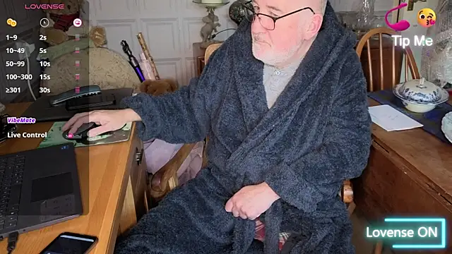 Snapshot of Adamdaddybear chatting on 12.03.25 Adamdaddybear online show from 12.03.25