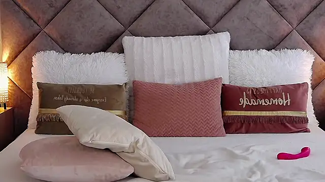 Snapshot of JaquelineM chatting on 10.28.25 JaquelineM online show from 10.28.25