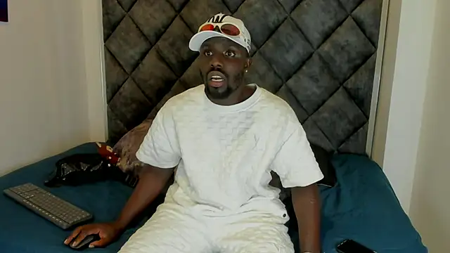 Latrellx7 online show from 10.03.25