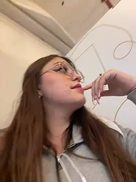 Snapshot of sweet_valery21 chatting on 03.06.25 sweet valery21 online show from 03.06.25