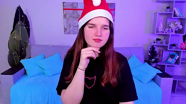 Snapshot of BonneyLove chatting on 12.17.24 BonneyLove online show from 12.17.24