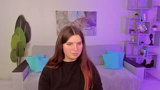 Snapshot of BonneyLove chatting on 12.15.25 BonneyLove online show from 12.15.25