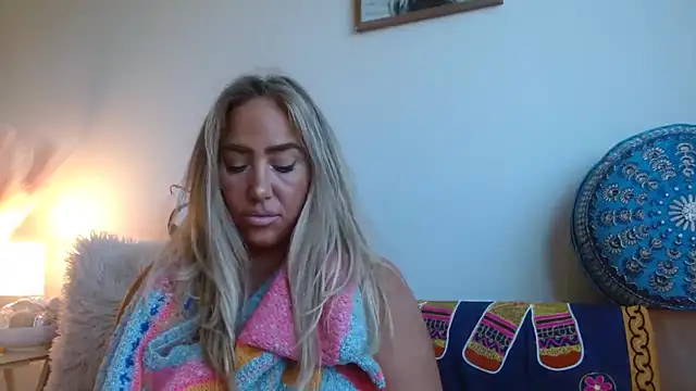 Snapshot of sunshinekisses chatting on 10.08.25 sunshinekisses online show from 10.08.25