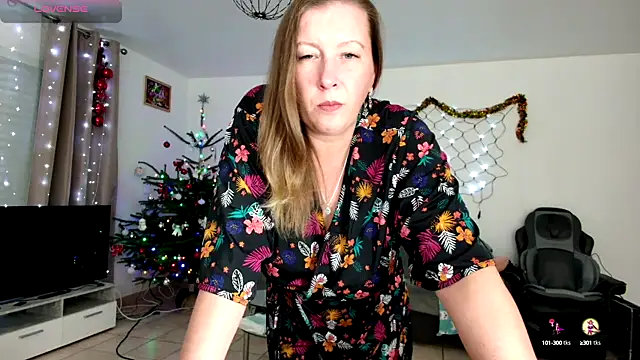 Snapshot of YOUR_ELENA chatting on 12.17.24 YOUR ELENA online show from 12.17.24