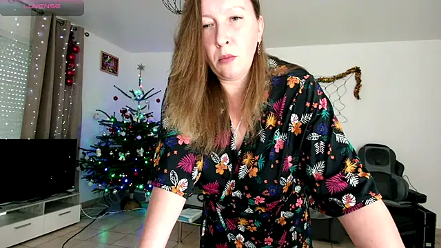 Snapshot of YOUR_ELENA chatting on 12.19.24 YOUR ELENA online show from 12.19.24