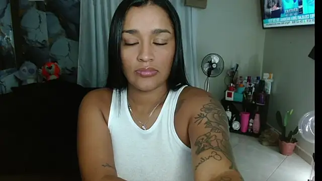 Snapshot of KatalinnaBrown chatting on 11.29.25 KatalinnaBrown online show from 11.29.25