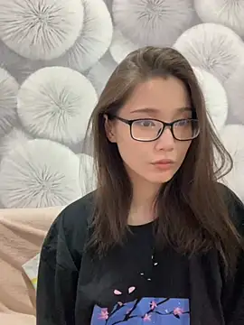Snapshot of Milka23 chatting on 03.22.25 Milka23 online show from 03.22.25