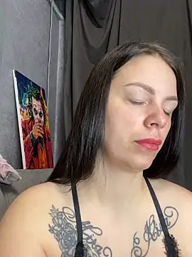Lola Hale online show from 04.28.26