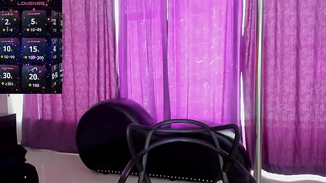 Snapshot of Coral_Gibson chatting on 10.06.25 Coral Gibson online show from 10.06.25