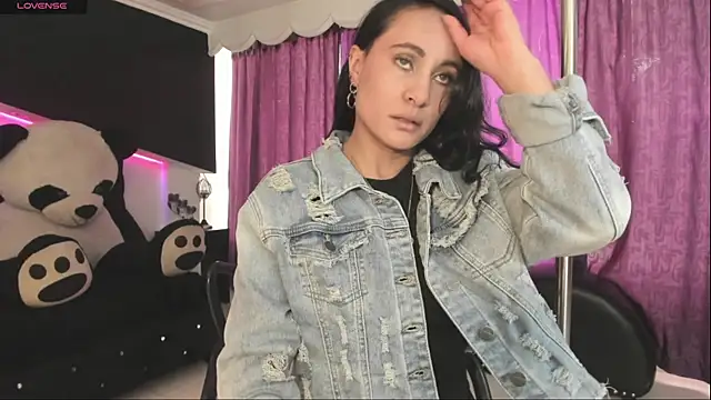 Snapshot of Coral_Gibson chatting on 12.05.25 Coral Gibson online show from 12.05.25