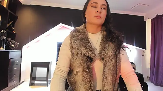 Coral Gibson online show from 08.08.26