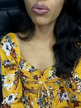 Snapshot of glam_goddess chatting on 12.18.24 glam goddess online show from 12.18.24