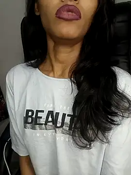 Snapshot of glam_goddess chatting on 01.10.25 glam goddess online show from 01.10.25