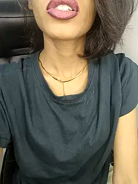 Snapshot of glam_goddess chatting on 01.14.25 glam goddess online show from 01.14.25