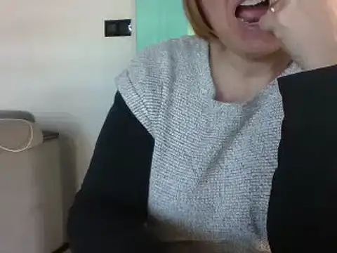 Snapshot of Sandcoq chatting on 02.04.25 Sandcoq online show from 02.04.25
