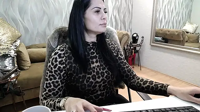 Snapshot of Sara_Poison chatting on 10.28.25 Sara Poison online show from 10.28.25