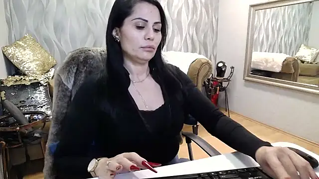 Snapshot of Sara_Poison chatting on 11.04.25 Sara Poison online show from 11.04.25