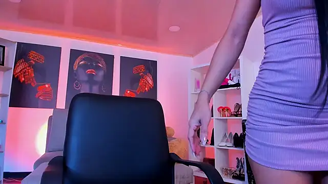 Snapshot of saralife chatting on 10.27.25 saralife online show from 10.27.25