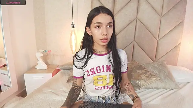 Mollymoon1 online show from 01.15.25