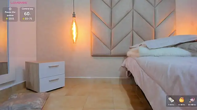 Mollymoon1 online show from 03.13.25